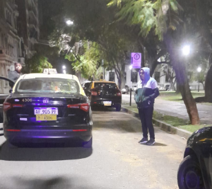 Cinco taxistas agredieron a un pasajero por no pagar