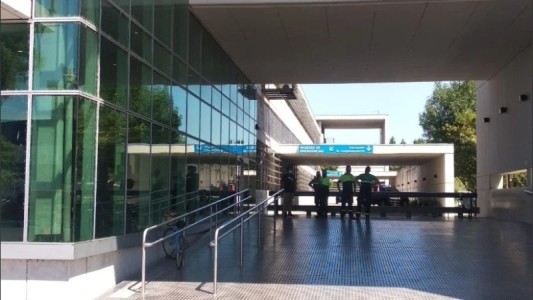 El pasajero atacado por un grupo de taxistas permanece en estado crítico