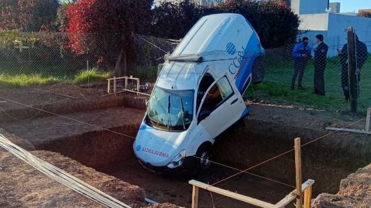 Imputaron a dos hombres que robaron una ambulancia y terminaron incrustados en una pileta en Funes