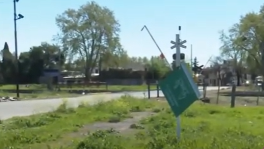 Violento asalto en barrio Ludueña: la tiraron al piso para robarle la moto