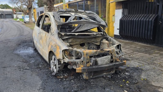 Incendiaron un auto de manera intencional: pérdidas totales