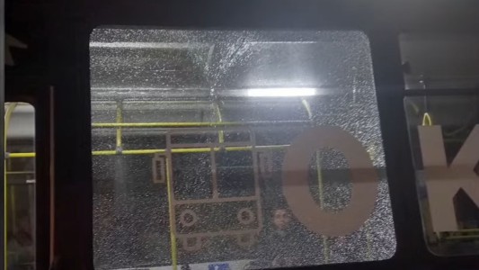 Ataque a piedrazos a un colectivo de la línea 107