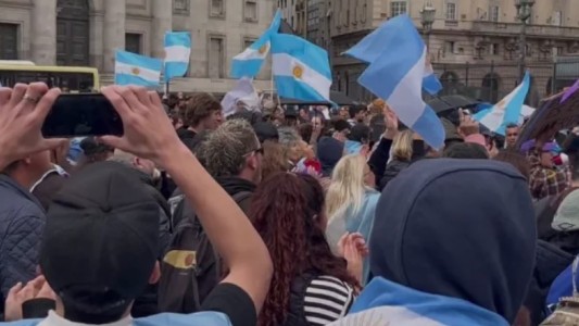 Un grupo de libertarios se reunieron frente a Casa Rosada en apoyo a Javier Milei
