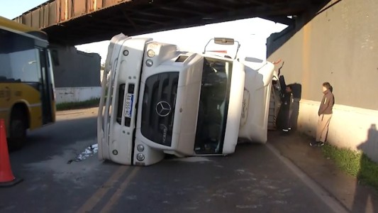 Un camión volcó al chocar contra el puente de la Ruta 33 en el límite entre Rosario y Pérez