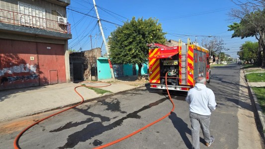 Voraz incendio en una vivienda: el fuego comenzó producto de una heladera en reparación