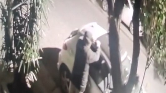El ladrón de los techos: robó el vidrió solar de un auto en cuestión de segundos