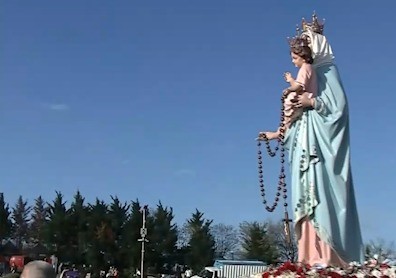 A 42 años de la aparición de la Virgen, miles de fieles se congregan para rezar y agradecer