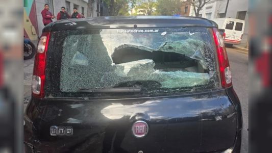 Una mujer rompió con un palo de hockey autos de periodistas de Radio 10 en Palermo