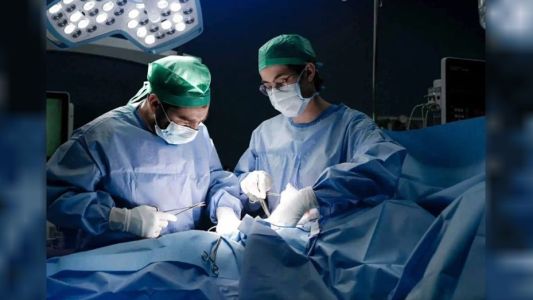 Le dejaron un pedazo de tubo en el cuerpo tras una cirugía y condenaron a la clínica
