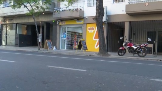 Robo en un minimarket: distrajo a la empleada y se llevó fiambres