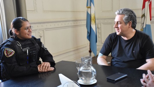 El ministro Cococcioni recibió a la suboficial que realizó el primer uso operativo de una Taser en Santa Fe