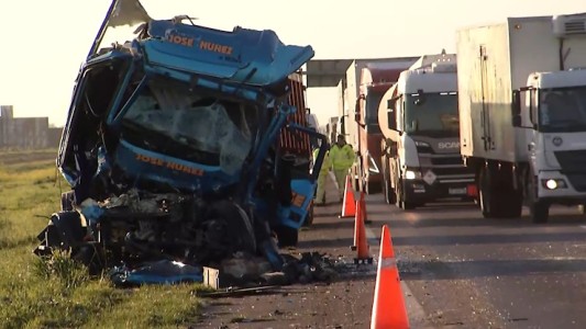 Siniestro vial en la Autopista Rosario-Buenos Aires: murió un hombre en un choque de camiones