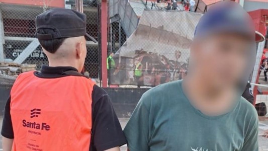 Cayó en la cancha de Newell’s un joven buscado por una entradera en Arequito