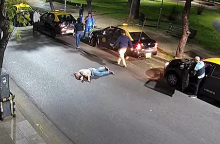 Mejora el pasajero atacado por taxistas: salió de terapia intensiva y ya está en sala común