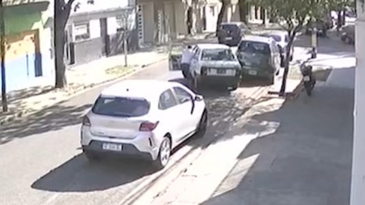 Robó un auto estacionado y se lo llevó empujándolo a pie