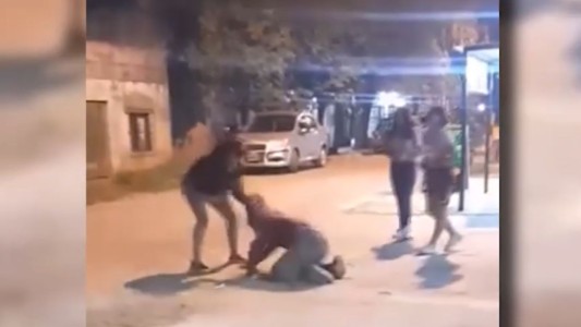 Brutal pelea callejera entre adolescentes: una madre participó del enfrentamiento