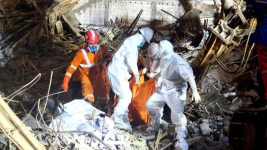 Se derrumbó una escuela en Indonesia: asciende a 53 el número de muertos