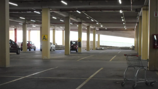 Robo en el estacionamiento en un shopping de zona norte: le forzaron el auto y se llevaron todo