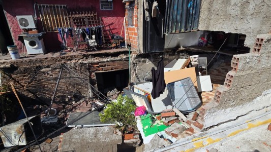 Voraz incendio y derrumbe en una vivienda: trabajaron cinco dotaciones de bomberos