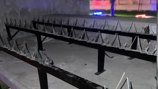 Dramático rescate en el centro: una mujer quedó atrapada en una reja cerca de la Terminal