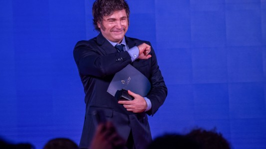 Milei defendió su plan económico y prometió una avalancha de dólares: "Nos vas a salir por las orejas"