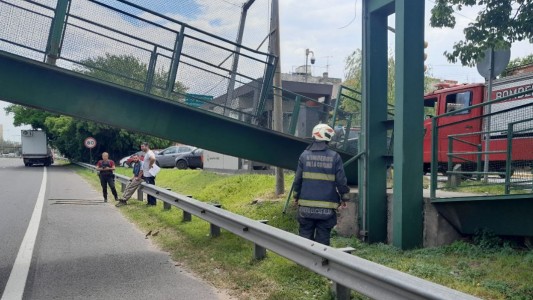 Se derrumbó un puente sobre la colectora de General Paz