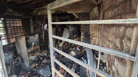 Incendio en una casa de pasillo: fallecieron tres perros y las pérdidas fueron totales