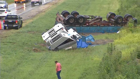 Un camión volcó en la autopista a Santa Fe y generó demoras en el tránsito a la altura del acceso a San Lorenzo
