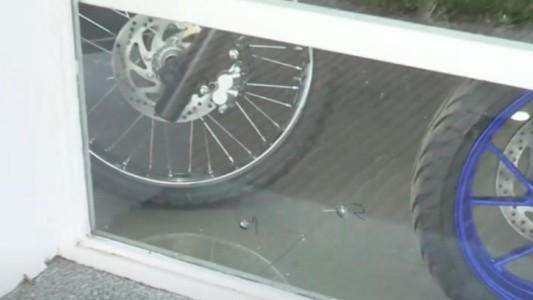 Balearon el frente de una concesionaria: recibió siete impactos de bala