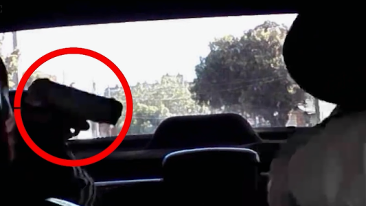 Violento asalto a un taxista: lo amenazaron con un arma y todo quedó grabado por la cámara del auto