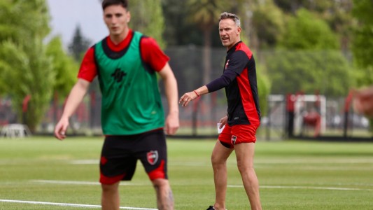 Lucas Bernardi volvió a ponerse el buzo de DT y ya dirigió su primera práctica en Newell’s