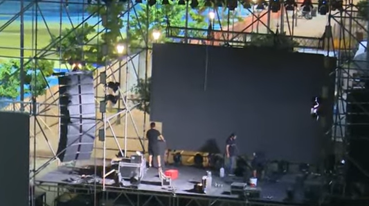 Preparativos para el cierre de campaña de Milei: escenario montado y vallado en el Parque España