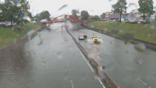 Tragedia en medio del temporal: un taxista murió descompensado en la General Paz