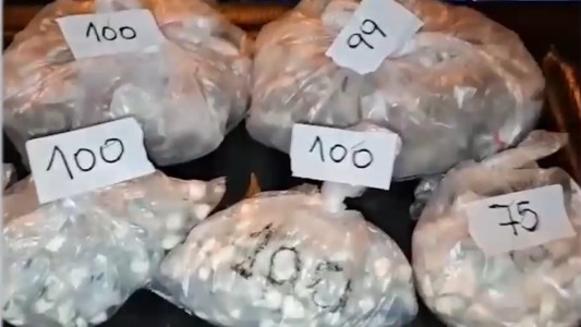 Casi mil dosis de droga en un taxi: detuvieron a una pareja en Rosario