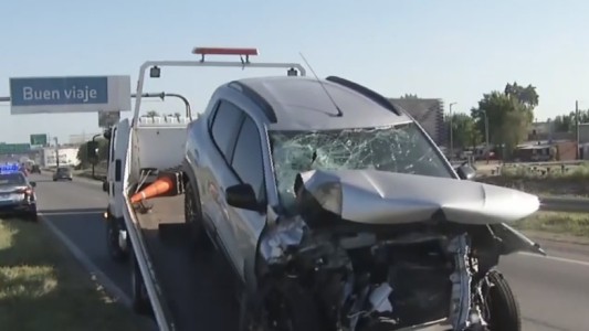 Fuerte siniestro vial en la autopista a Buenos Aires: un auto chocó contra una columna