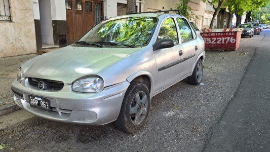 Intentó robar un auto y terminó detenido por el propietario y los vecinos