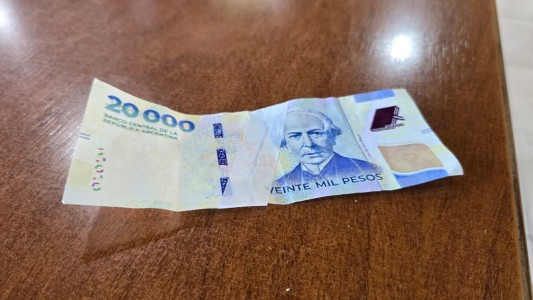 Detuvieron a un hombre que intentó pagar con billetes falsos