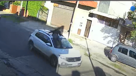 Una mujer arrastró a un joven sobre el capó de su auto: pidieron la inhabilitación de la conductora