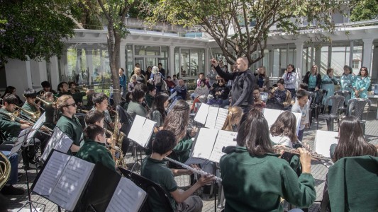 Arte y salud: la Banda Infanto Juvenil Villa Hortensia ofreció un concierto en el Hospital Vilela