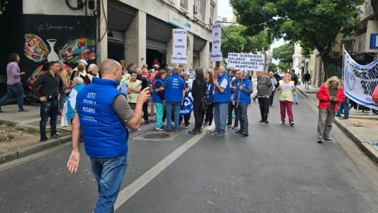 Trabajadores de PAMI realizan una asamblea con corte de tránsito por reclamo salarial