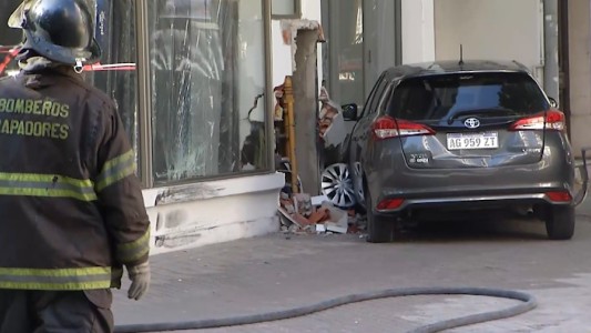 Alerta por fuga de gas tras un fuerte choque entre dos autos