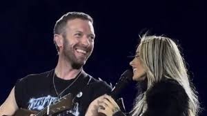 El líder de Coldplay apareció sin aviso y cantaron juntos frente a miles de fanáticos