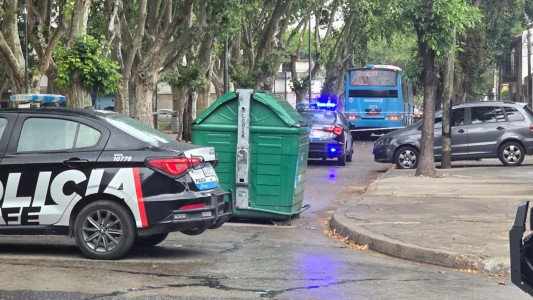 Una policía de civil intervino para frenar un robo en una parada de colectivo
