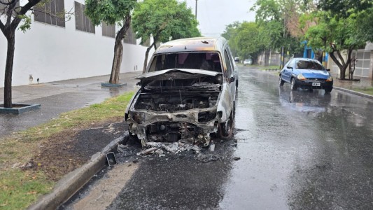 Se incendió una camioneta frente a una distribuidora de zona oeste