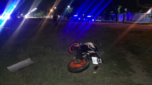 Persecución a toda velocidad: una moto escapó de la policía y terminó derrapando