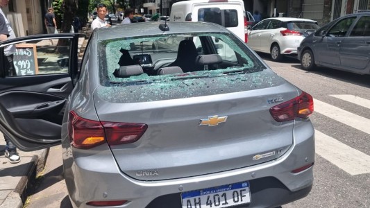 Cayó un martillo desde una obra y destrozó un auto en circulación