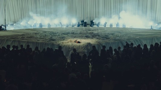 Rosalía brindó una performance hipnótica en Barcelona: fingió ser una escultura durante dos horas