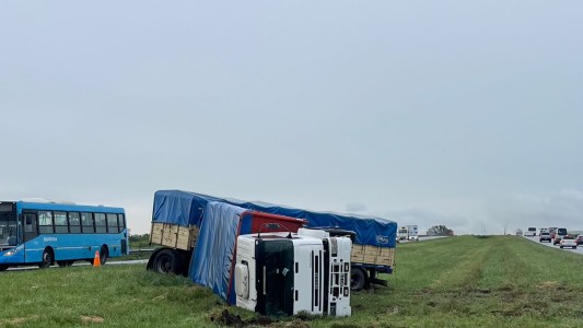 Vuelco de un camión en la autopista Rosario - Buenos Aires: el conductor resultó ileso