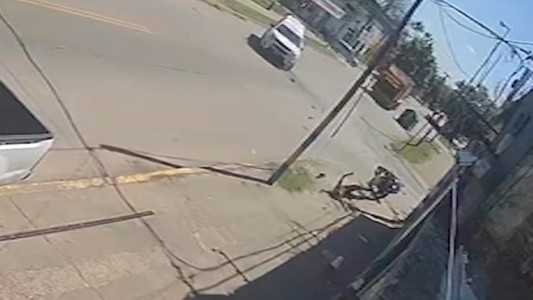 Impactante siniestro vial entre una moto y una camioneta