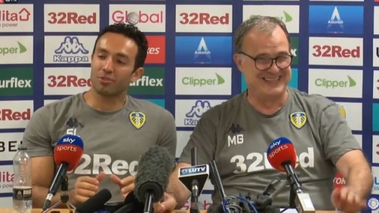 La presentación "very difficult" de Bielsa: el DT se animó al inglés en la conferencia del Leeds